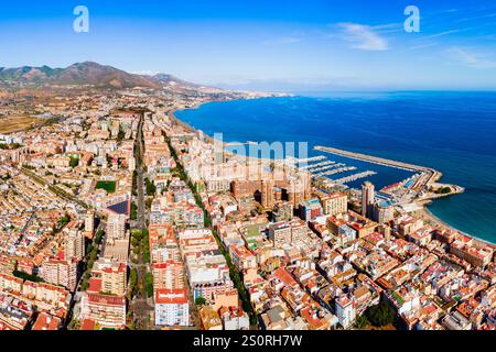 Fuengirola Stadtstrand und Yachthafen mit Panoramablick. Fuengirola ist eine Stadt an der Costa del Sol in der Provinz Malaga in Andalusien, Spanien. Stockfoto