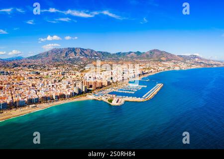 Fuengirola Stadtstrand und Yachthafen mit Panoramablick. Fuengirola ist eine Stadt an der Costa del Sol in der Provinz Malaga in Andalusien, Spanien. Stockfoto