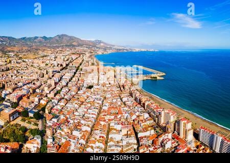 Fuengirola Stadtstrand und Yachthafen mit Panoramablick. Fuengirola ist eine Stadt an der Costa del Sol in der Provinz Malaga in Andalusien, Spanien. Stockfoto