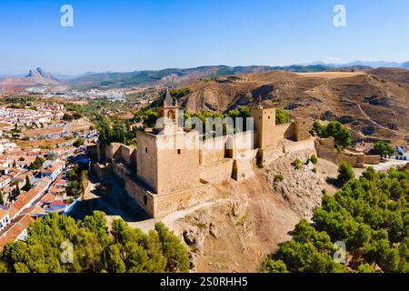 Alcazaba von Antequera aus der Vogelperspektive. Die Alcazaba von Antequera ist eine maurische Festung in der Stadt Antequera in der Provinz Malaga, der Gemeinde Stockfoto