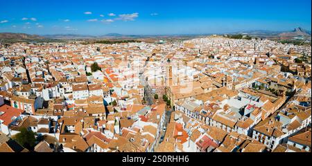 Die Kirche Saint Sebastian Parish bietet einen unvergleichlichen Panoramablick auf Antequera. Antequera ist eine Stadt in der Provinz Malaga, der Gemeinde Andalusien in Spanien. Stockfoto