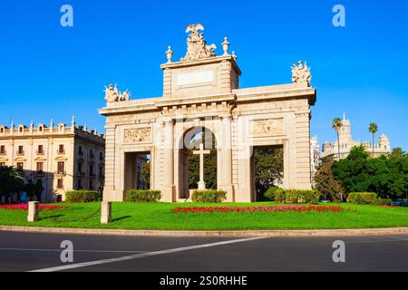 Porta de la Mar oder Sea Gate in Valencia. Valencia ist die drittbevölkerungsreichste Gemeinde Spaniens. Stockfoto