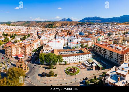 Plaza de Castilla und Puerta de Estepa Tor mit unvergleichlichem Panoramablick auf Antequera. Antequera ist eine Stadt in der Provinz Malaga, der Gemeinde von Stockfoto