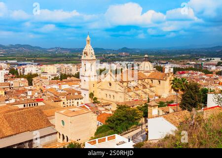 Collegiate Basilika Santa Maria von Xativa aus der Vogelperspektive. Die Kollegiatskirche, auch bekannt als La Seu, ist die wichtigste Kirche der Stadt X. Stockfoto