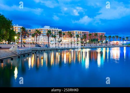 Yachthafen des Hafens von Alicante mit Booten und Yachten. Alicante ist eine Stadt in der spanischen Region Valencia. Stockfoto