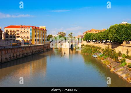 Die Brücke der Perils oder Puente de los Peligros ist eine Brücke durch den Fluss Segura in Murcia. Murcia ist eine Stadt im Südosten Spaniens. Stockfoto