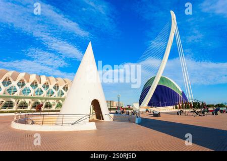 Valencia, Spanien - 15. Oktober 2021: Die Brücke Assut de l’Or oder Puente de la Presa del Oro ist eine weiße Schrägseilbrücke mit L’Agora in der Stadt der Künste Stockfoto
