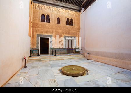 Granada, Spanien - 20. Oktober 2021: Das Innere des Alhambra-Palastes. Die Alhambra ist ein Festungskomplex in Granada, Andalusien in Spanien. Stockfoto