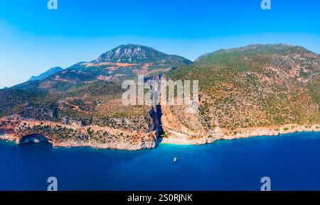 Kaputas Beach und Uyluk Tepe Mountain aus der Vogelperspektive. Kaputas oder Kaputash ist ein kleiner Strand zwischen Kas und Kalkan in der Provinz Antalya in der Türkei Stockfoto