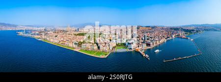 Cumhuriyet-Platz aus der Vogelperspektive in Izmir. Der Cumhuriyet-Platz ist einer der wichtigsten städtischen Plätze der Stadt Izmir in der Türkei. Stockfoto