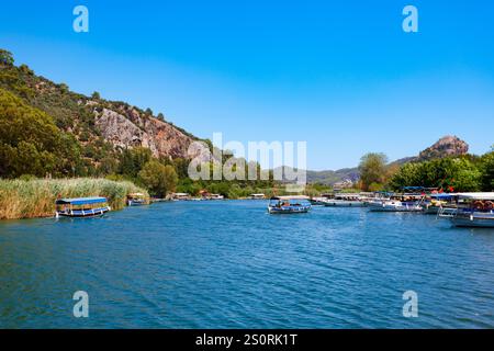 Boote am Fluss Dalyan in der Stadt Dalyan in der Provinz Mugla, Türkei Stockfoto