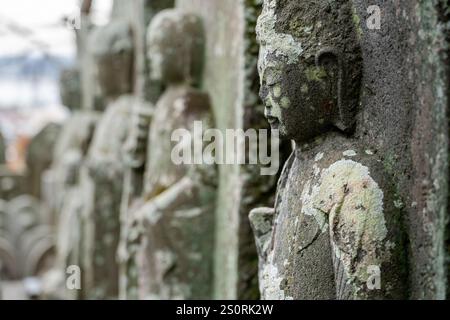 Nahaufnahme von buddha-Steinstatuen, die vor einem Tempel stehen Stockfoto