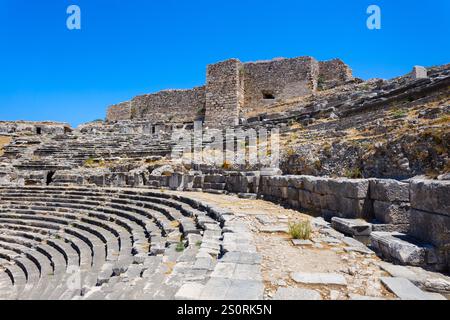 Panoramablick auf das Theater von Milet. Miletus war eine antike griechische Stadt und liegt heute in der Nähe der modernen Stadt Didim in der Türkei. Stockfoto