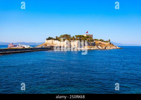 Guvercinada bedeutet einen Panoramablick auf die Pigeon Island in Kusadasi. Kusadasi liegt in der Provinz Aydin in der Türkei. Stockfoto