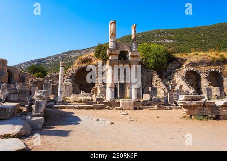 Der Platz und der Tempel des Domitian in der antiken griechischen Stadt Ephesus. Ephesus oder Efes liegt in der Nähe der modernen Stadt Selcuk in der Provinz Izmir in Turke Stockfoto