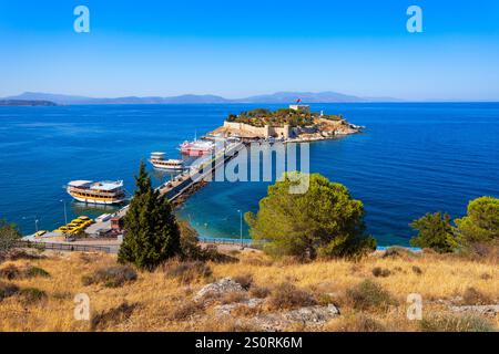 Guvercinada bedeutet Pigeon Island aus der Vogelperspektive in der Stadt Kusadasi. Kusadasi liegt in der Provinz Aydin in der Türkei. Stockfoto