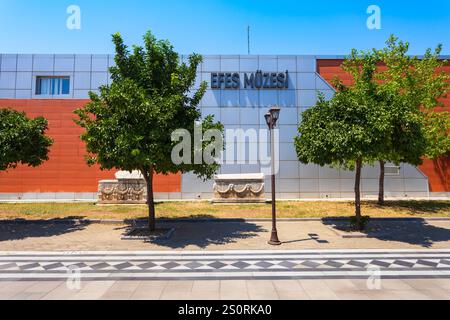 Efes Muzesi bedeutet, dass das Ephesus-Museum ein archäologisches Museum ist. Ephesus ist eine antike griechische Stadt in Selcuk, der heutigen Stadt in der Provinz Izmir in der Türkei. Stockfoto