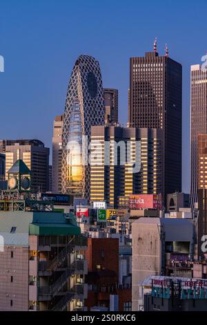 Tokio, Japan - 15. Dezember 2024 - Blick auf das Mode Hal Iko-Gebäude während des frühen Sonnenaufgangs vor klarem blauem Himmel Stockfoto