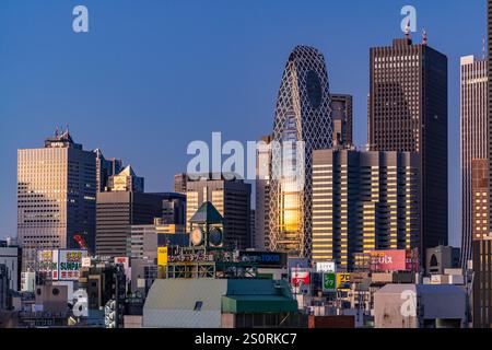 Tokio, Japan - 15. Dezember 2024 - Blick auf das Mode Hal Iko-Gebäude während des frühen Sonnenaufgangs vor klarem blauem Himmel Stockfoto