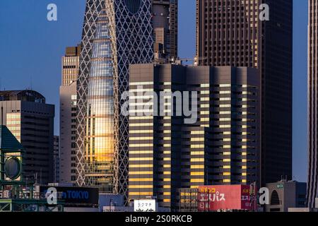 Tokio, Japan - 15. Dezember 2024 - Blick auf das Mode Hal Iko-Gebäude während des frühen Sonnenaufgangs vor klarem blauem Himmel Stockfoto