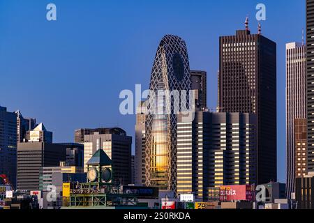 Tokio, Japan - 15. Dezember 2024 - Blick auf das Mode Hal Iko-Gebäude während des frühen Sonnenaufgangs vor klarem blauem Himmel Stockfoto