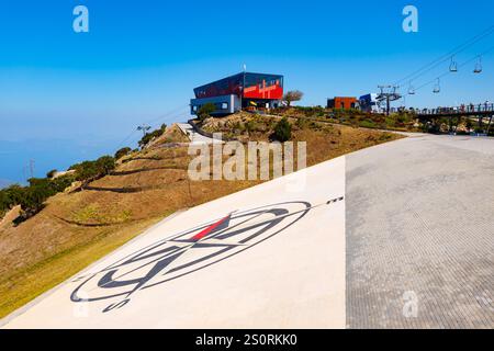 Oludeniz, Türkei - 12. Juli 2022: Kabelstation am Berg Babadag im Bezirk Fethiye der Provinz Mugla, Türkei. Stockfoto