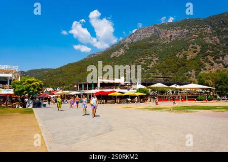 Oludeniz, Türkei - 12. Juli 2022: Straßencafé am Strand von Oludeniz. Oludeniz oder Blaue Lagune ist ein Strandresort im Stadtteil Fethiye von Mugla Provin Stockfoto