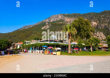Oludeniz, Türkei - 12. Juli 2022: Strand von Oludeniz. Oludeniz oder Blaue Lagune ist ein Badeort im Bezirk Fethiye in der Provinz Mugla in der Türkei. Stockfoto