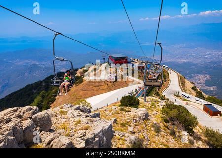 Oludeniz, Türkei - 12. Juli 2022: Seilbahn von Oludeniz zum Babadag. Oludeniz oder Blaue Lagune liegt im Bezirk Fethiye der Provinz Mugla Stockfoto