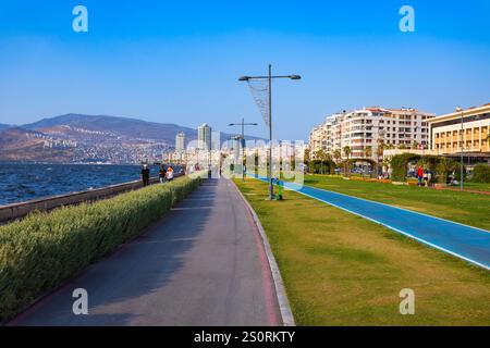 Izmir, Türkei - 06. August 2022: Laufstrecke im öffentlichen Park Kordon im Zentrum der Stadt Izmir in der Türkei Stockfoto