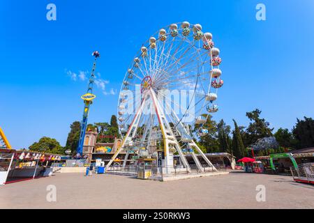 Izmir, Türkei - 06. August 2022: Der Lunapark ist ein Freizeitpark im Kulturpark im Zentrum der Stadt Izmir in der Türkei Stockfoto