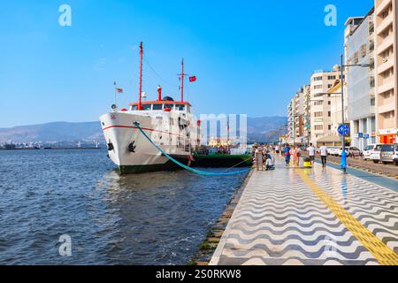 Izmir, Türkei - 06. August 2022: Schiff des Zubeyde Hanim Maritime Museum in der Region Konak der Stadt Izmir in der Türkei Stockfoto