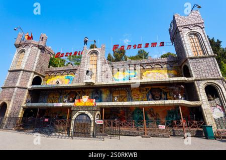 Izmir, Türkei - 06. August 2022: Der Lunapark ist ein Freizeitpark im Kulturpark im Zentrum der Stadt Izmir in der Türkei Stockfoto