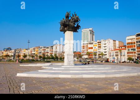 Izmir, Türkei - 06. August 2022: Denkmal des republikanischen Baumes auf dem Gundogdu-Platz in Izmir. Es liegt zwischen den Bezirken Alsancak und Konak am Kord Stockfoto