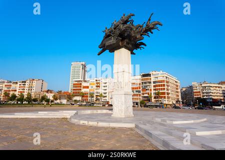 Izmir, Türkei - 06. August 2022: Denkmal des republikanischen Baumes auf dem Gundogdu-Platz in Izmir. Es liegt zwischen den Bezirken Alsancak und Konak am Kord Stockfoto