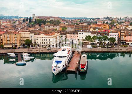 Desenzano del Garda Hafen Antenne Panoramablick. Desenzano ist eine Stadt am Ufer des Gardasees in der Provinz Brescia in der Lombardei, Italien. Stockfoto