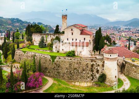 Brescia Schloss Antenne Panoramablick. Schloss von Brescia ist eine mittelalterliche Burg auf dem Hügel Cidneo in Brescia Stadt in Nord Italien suchen. Stockfoto