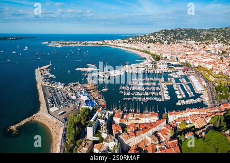 Cannes port Antenne Panoramablick. Cannes ist eine Stadt an der Französischen Riviera und an der Cote d'Azur in Frankreich. Stockfoto