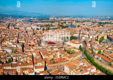 Die Arena von Verona Antenne Panoramablick. Arena ist ein römisches Amphitheater in der Piazza Bra in Verona, Italien Stockfoto