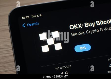 OSTRAVA, TSCHECHIEN – 1. AUGUST 2024: App-Store mit OKX-App für den Kauf und Verkauf von Kryptowährungen Stockfoto