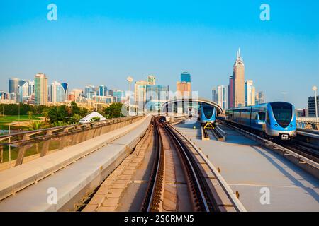 Dubai Metro und Dubai Skyline der Stadt in den VEREINIGTEN ARABISCHEN EMIRATEN Stockfoto