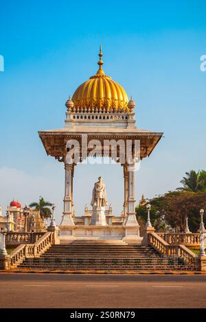 Statue von Maharaja Chamarajendar Wodeyar König im Zentrum der Stadt Mysore in Indien Stockfoto