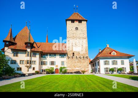 Spiez Burg oder Schloss Spiez und der Schlosskirche in der Nähe des Thuner See in Spiez Stadt Bern Kanton der Schweiz Stockfoto