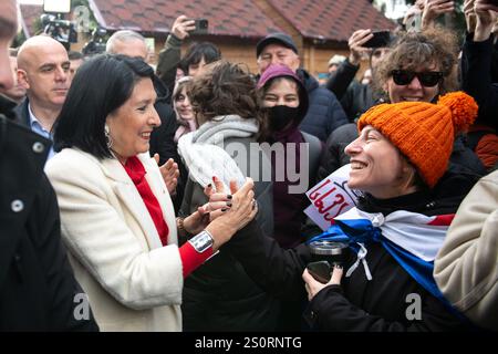 Tiflis, Georgien, 29. Dezember 2024. Der ehemalige Präsident Salome Zourabichvili begrüßt eine Unterstützerin außerhalb ihres Wohnsitzes in Tiflis nach der Amtseinführung des neu gewählten Präsidenten Michail Kavelaschwili, dessen Legitimität von Zurabichvili und Oppositionsparteien angefochten wird. Quelle: Jay Kogler/Alamy Live News Stockfoto