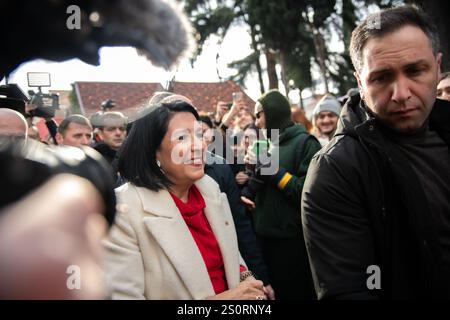 Tiflis, Georgien, 29. Dezember 2024. Der ehemalige Präsident Salome Zourabichvili begrüßt eine Unterstützerin außerhalb ihres Wohnsitzes in Tiflis nach der Amtseinführung des neu gewählten Präsidenten Michail Kavelaschwili, dessen Legitimität von Zurabichvili und Oppositionsparteien angefochten wird. Quelle: Jay Kogler/Alamy Live News Stockfoto