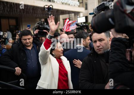 Tiflis, Georgien, 29. Dezember 2024. Der ehemalige Präsident Salome Zourabichvili winkt vor ihrer Residenz in Tiflis vor einer Menschenmenge, bevor er in ihr Fahrzeug einsteigt, nachdem der neu gewählte Präsident Michail Kavelaschwili eingeweiht wurde, dessen Legitimität von Zurabichvili und Oppositionsparteien angefochten wird. Quelle: Jay Kogler/Alamy Live News Stockfoto