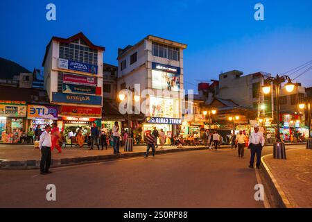 Mandi, INDIEN - 04. OKTOBER 2019: Hauptstraße in Mandi, Himachal Pradesh, Bundesstaat Indien in der Nacht Stockfoto