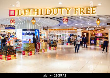 NEU-DELHI, INDIEN - 07. OKTOBER 2019: Duty Free Store im Indira Gandhi International Airport Interior. Der Flughafen befindet sich in der Stadt Neu-Delhi in Ind Stockfoto