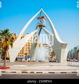 DUBAI, VAE - 24. FEBRUAR 2019: Deira Clock Tower ist ein Wahrzeichen in der Deira Gegend von Dubai in den Vereinigten Arabischen Emiraten entfernt Stockfoto