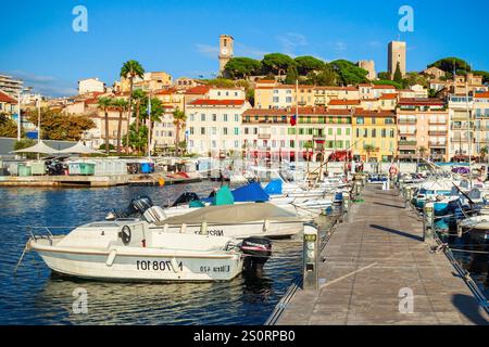 CANNES, Frankreich - 25. SEPTEMBER 2018: Cannes portl Panoramablick. Cannes ist eine Stadt an der Französischen Riviera und an der Cote d'Azur in Frankreich. Stockfoto